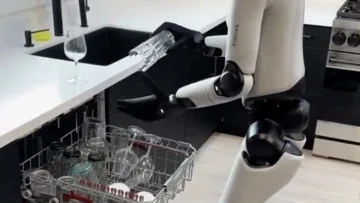 A Figure humanoidja már a borospoharakra is vigyáz