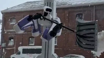 Hólapátolás robotmódra: a Reflex gépe a raktárat hóra cserélte