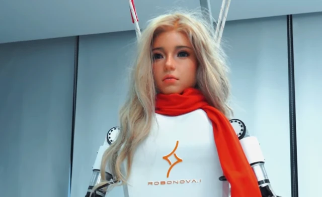 Megtette első bizonytalan lépéseit a Robonova.i V2 bionikus robot