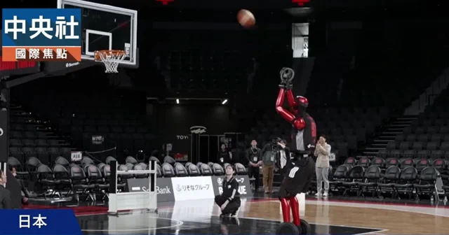 A Toyota CUE7 robotja már labdát vezet és uralja a pályát