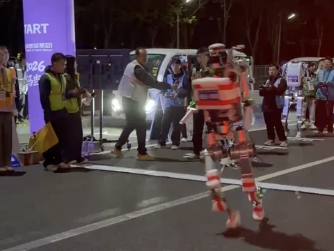 Humanoid robotok félmaratont futnak a végső teszten