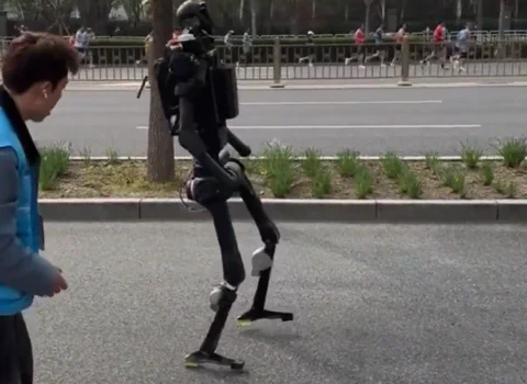 Ez a robot félmaraton egy dicsőséges, ügyetlen katasztrófa