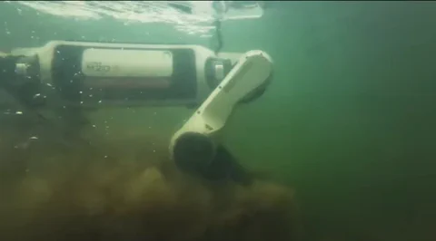 A DEEP Robotics Lynx M20S úgy kezeli a tavakat, mint a tócsákat