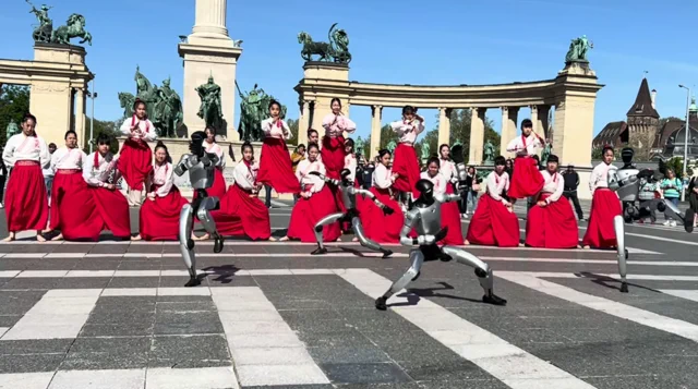 Unitree G1 robotok kung-fu gyakorlata Budapesten