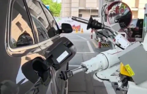 A Sinopec robotja két perc alatt megtankolja az autóját