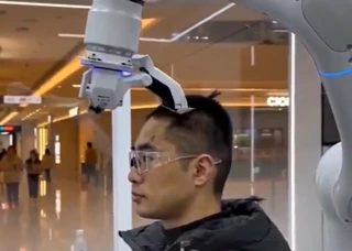 A virális AI robotborbély videó HAMIS (Sajnos)