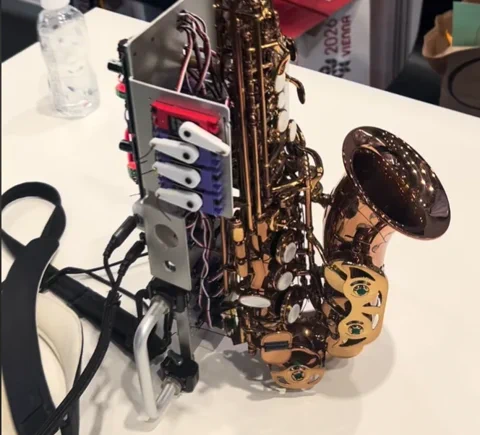 Ez a robotszaxofonos több lélekkel bír, mint Kenny G