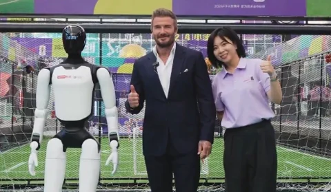 Az Agibot A3 humanoid robot David Beckham ellen focizott