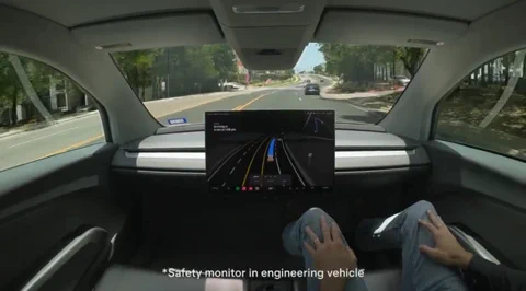 Tesla Cybercab Austin utcáin: se kormány, se pedálok