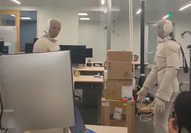 1X NEO humanoidok beszélgetés közben a laborban
