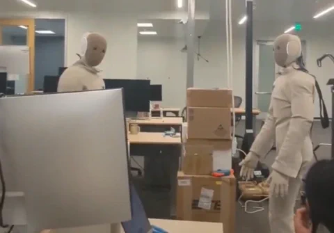 1X NEO humanoidok beszélgetés közben a laborban