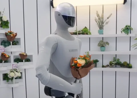 A Xiaomi humanoid robotja virágárust játszik a WRC 2026-on