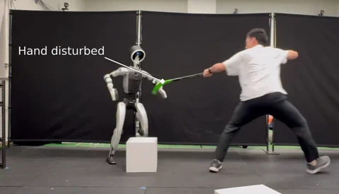 Ez a humanoid robot nem adja fel a munkát lökdösés közben sem