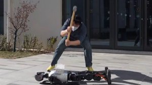 Booster T1: A robot, ami nem marad a földön - 1 másodperc alatt (vagy kevesebb!) talpra áll