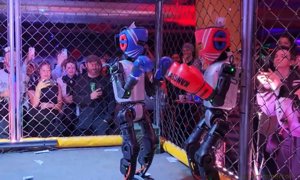 Humanoid robotok csapnak össze egy cyberpunk ketrecharcon
