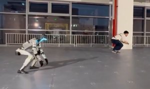 Robot árnyékként követ: AI valós időben utánozza a mozdulatokat