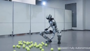 Oli humanoid robot teniszlabda-képességeivel büszkélkedik