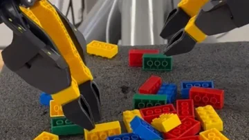 Robot egyetlen próbálkozásra tökéletesen összerak Lego-t