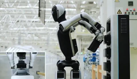 Az UBTECH Walker 2 robotja saját maga cseréli az akkumulátorát