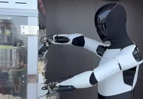 A Tesla Optimus robot felszolgálja az éttermi finomságokat