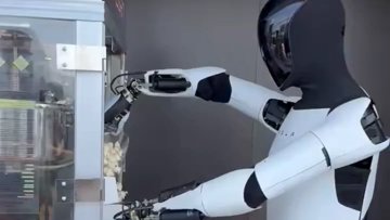 A Tesla Optimus robot felszolgálja az éttermi finomságokat