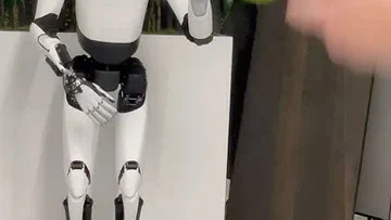 A Tesla Optimus robot lenyűgöző labdaelfogó képességeket mutat be