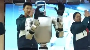 A Unitree G1 robot táncmozdulatokat mutat be diákokkal