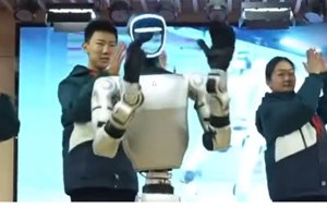 A Unitree G1 robot táncmozdulatokat mutat be diákokkal